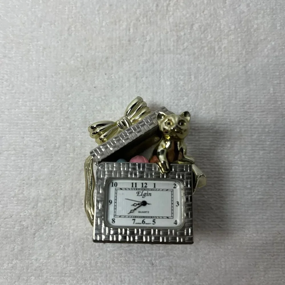 Elgin Clock kitty present‎ yarn paperweight